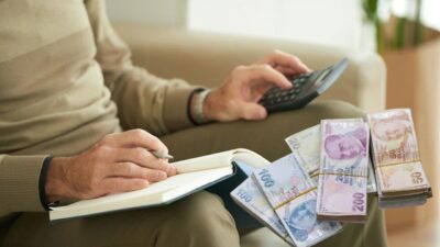 SGK yeni bir emeklilik düzenlemesine gitti. Buna göre emekli maaşları